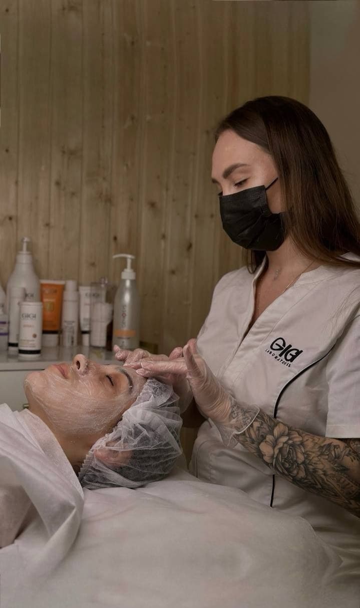 Косметолог ESTETICA во время процедуры