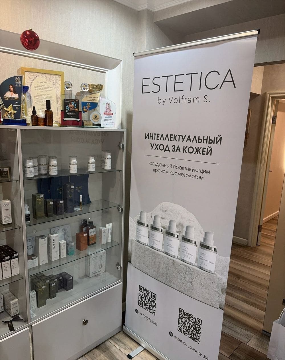 Витрина с профессиональной косметикой